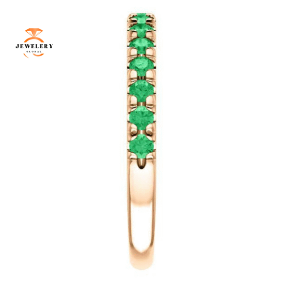 14KT GOLD 0.60 CTW EMERALD FRENCH-SET ANNIVERSARY BAND - Image 4