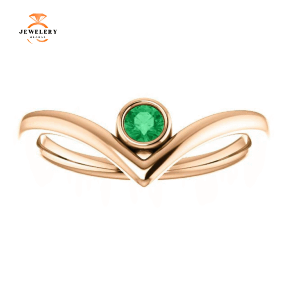 14KT GOLD 0.11 CT EMERALD SOLITAIRE BEZEL-SET "V" RING - Image 2