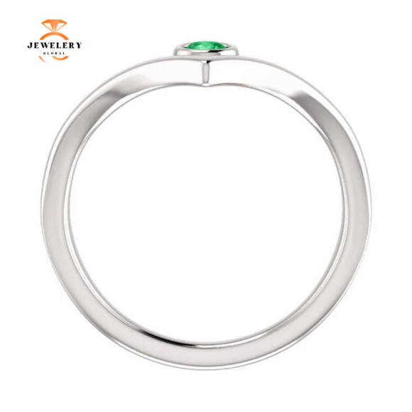 14KT GOLD 0.11 CT EMERALD SOLITAIRE BEZEL-SET "V" RING - Image 9