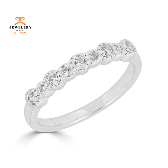 EMILIQUE 14KT GOLD 1/5 CTW DIAMOND ALTERNATING BEZEL SET BAND - Image 2